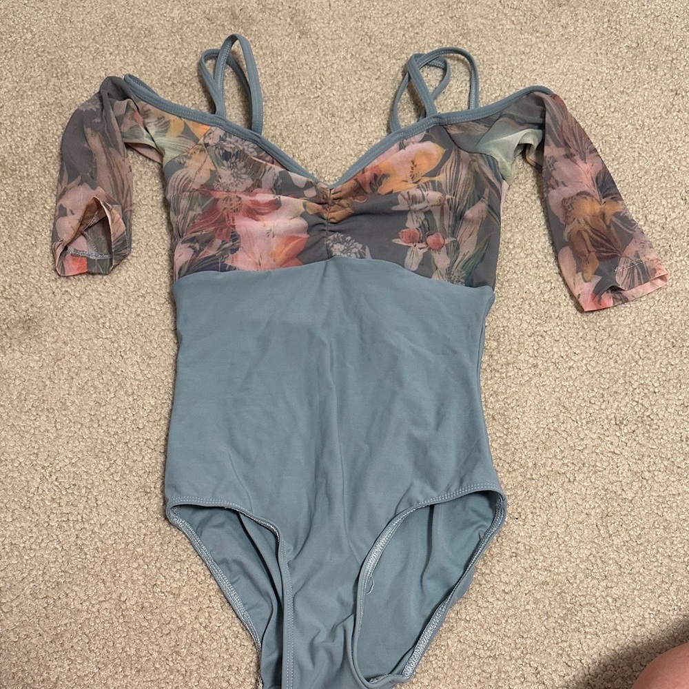 Eleve cold shoulder XS leotard